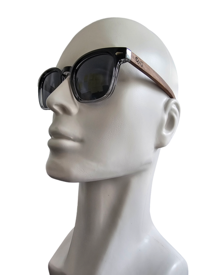 FYORO Ryu 太陽眼鏡（UV400 偏光灰色鏡片、亮光黑色和水晶 Hombre 鏡框、胡桃木鏡腳）