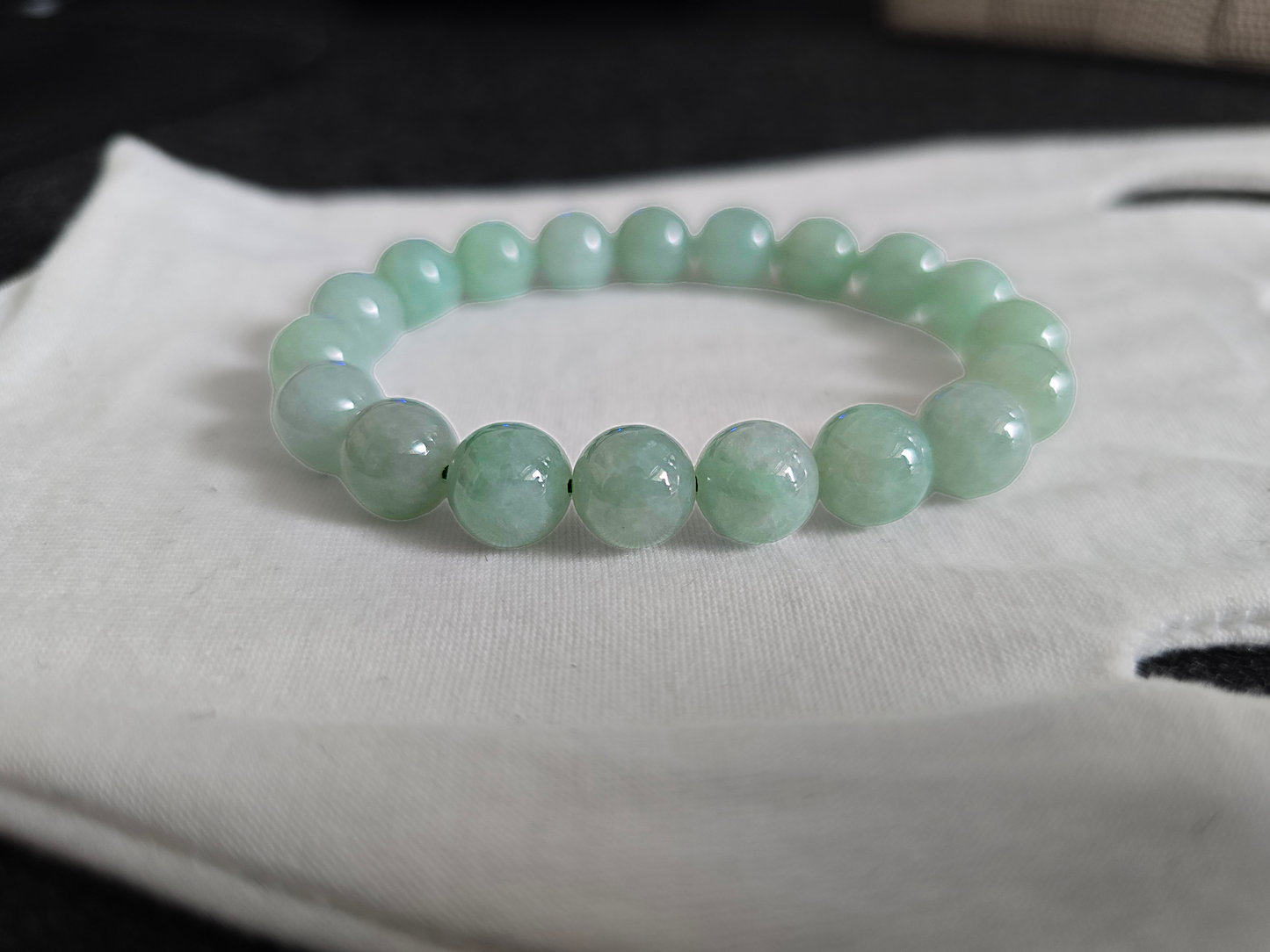 Imperial Japanese Green Burmese A-Jade  Beaded Bracelet (MADE IN JAPAN) (10-10.5mm Each x 19 beads) 05013