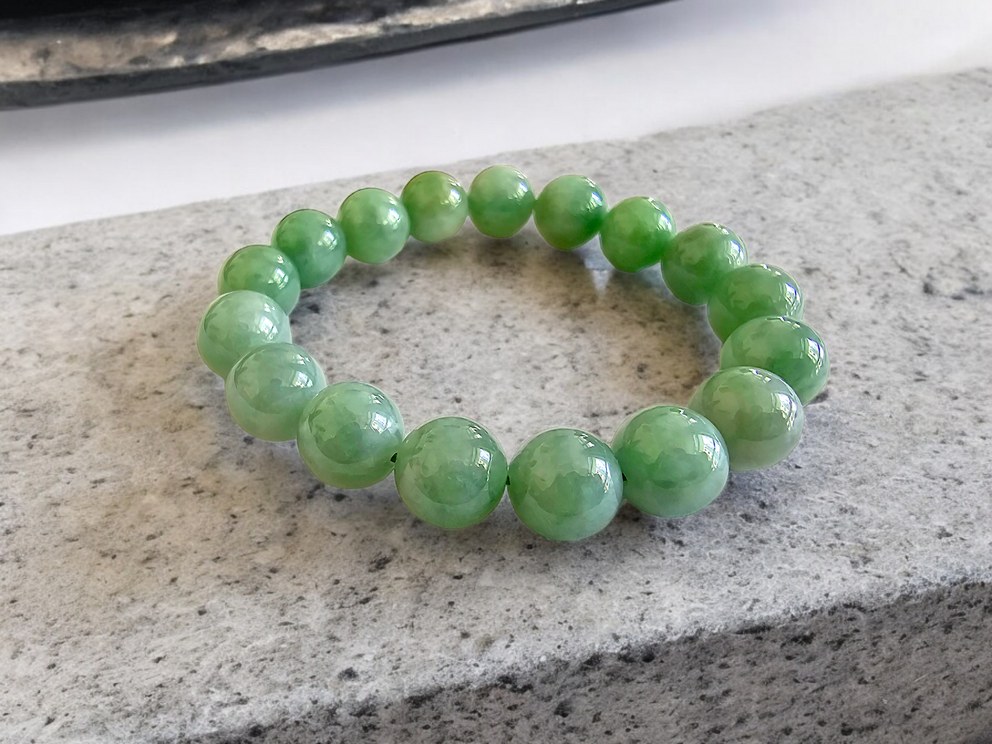 Imperial Japanese Green Burmese A-Jade Beaded Bracelet (MADE IN JAPAN) (12mm Each x 17 beads) 05016