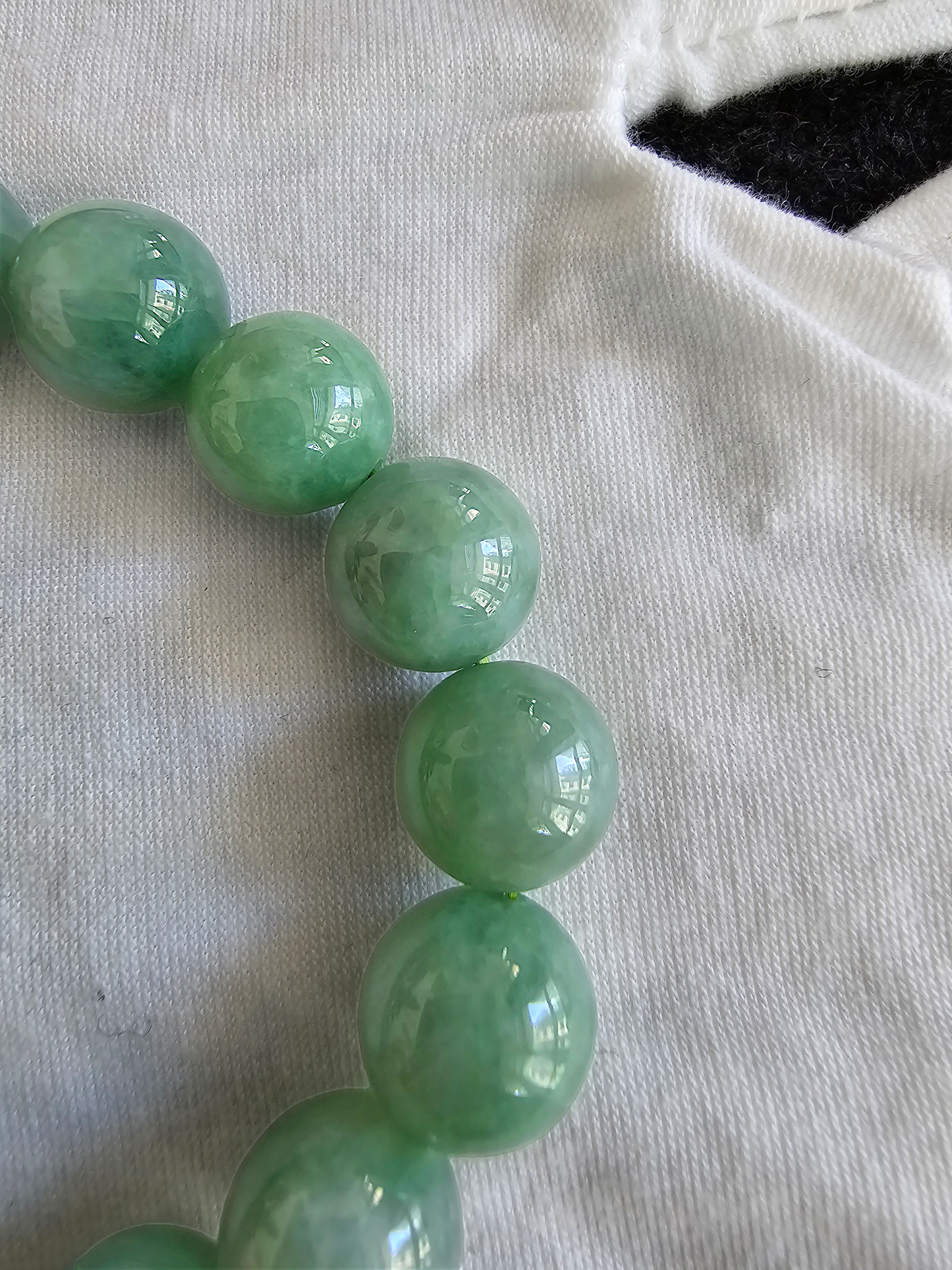 Imperial Japanese Green Burmese A-Jade Beaded Bracelet (MADE IN JAPAN) (12mm Each x 17 beads) 05016