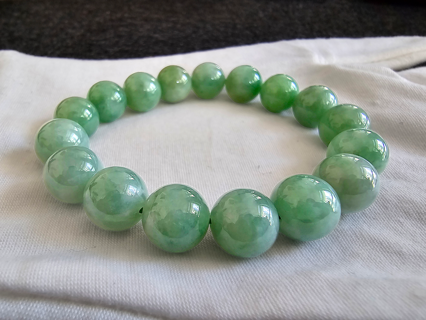 Imperial Japanese Green Burmese A-Jade Beaded Bracelet (MADE IN JAPAN) (12mm Each x 17 beads) 05015