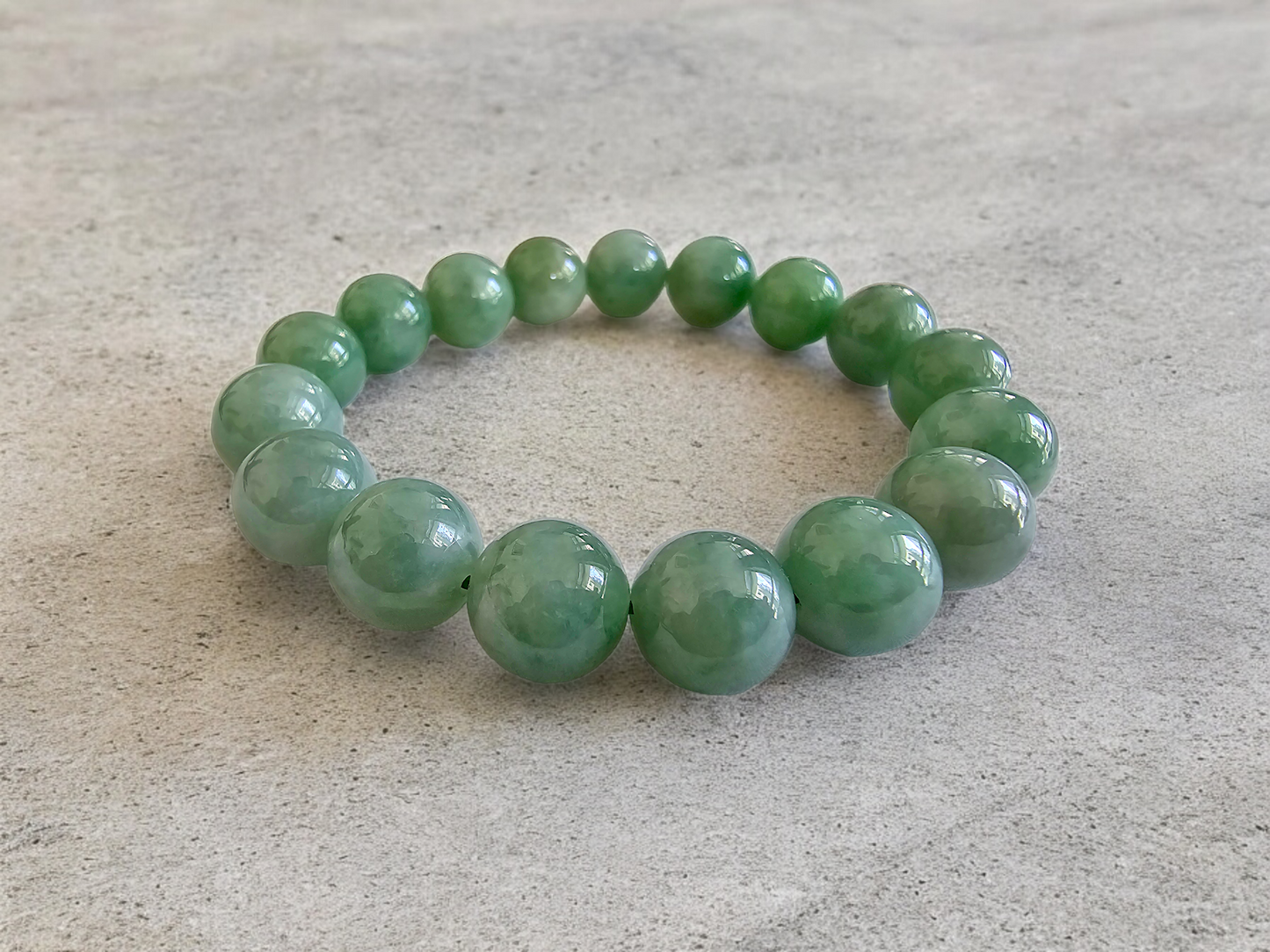 Imperial Japanese Green Burmese A-Jade Beaded Bracelet (MADE IN JAPAN) (12mm Each x 17 beads) 05015