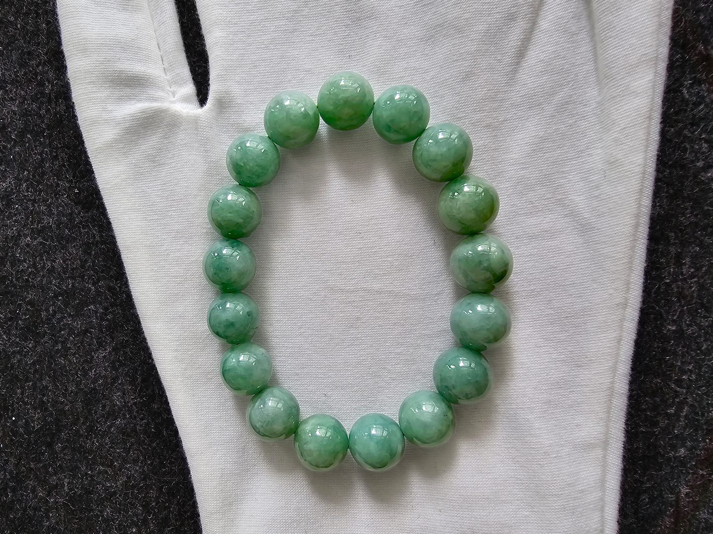 Imperial Japanese Green Burmese A-Jade Beaded Bracelet (MADE IN JAPAN) (12mm Each x 17 beads) 05016