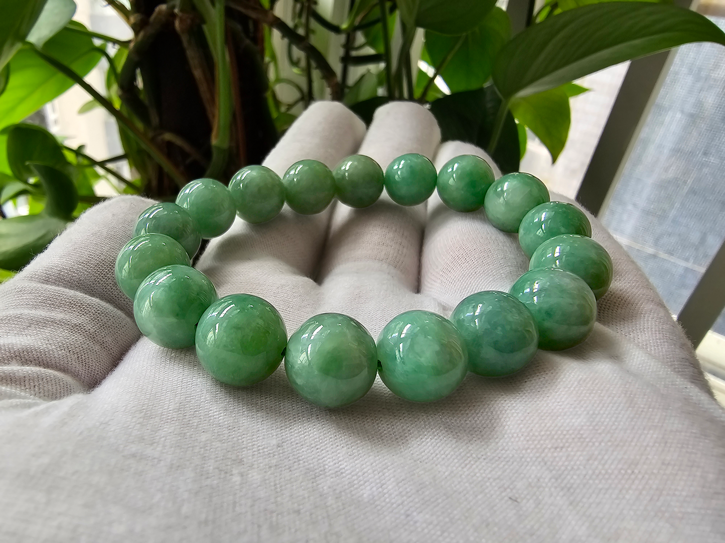 Imperial Japanese Green Burmese A-Jade Beaded Bracelet (MADE IN JAPAN) (12mm Each x 17 beads) 05016