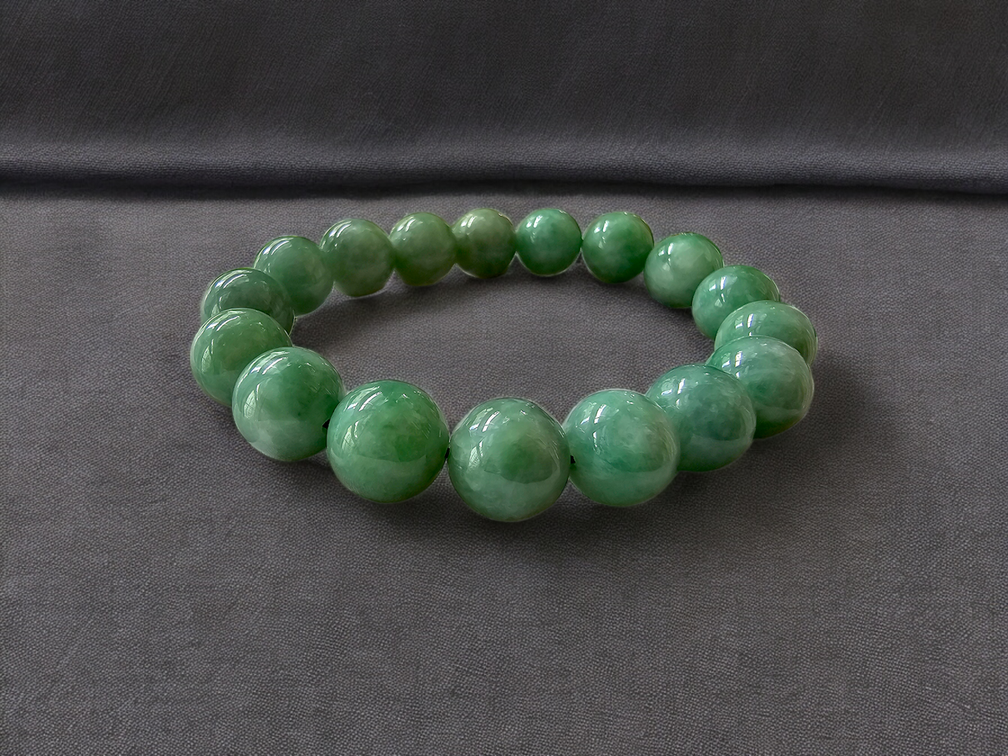 Imperial Japanese Green Burmese A-Jade Beaded Bracelet (MADE IN JAPAN) (12mm Each x 17 beads) 05016