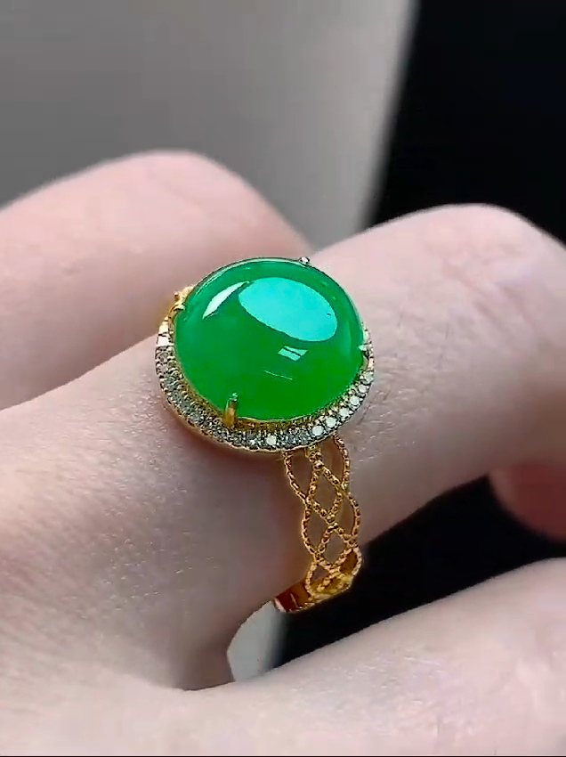 Shinjuku' MADE IN JAPAN Burmese Vivid Green A-Jade, Natural White Diamonds and 18K Yellow Gold Ring - Certified