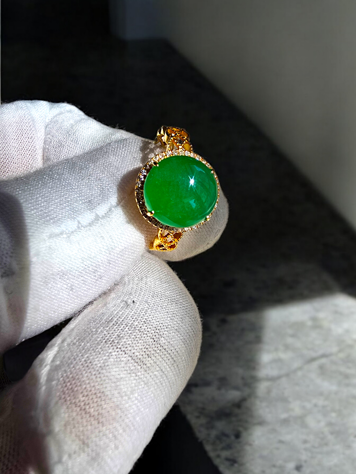 Shinjuku' MADE IN JAPAN Burmese Vivid Green A-Jade, Natural White Diamonds and 18K Yellow Gold Ring - Certified