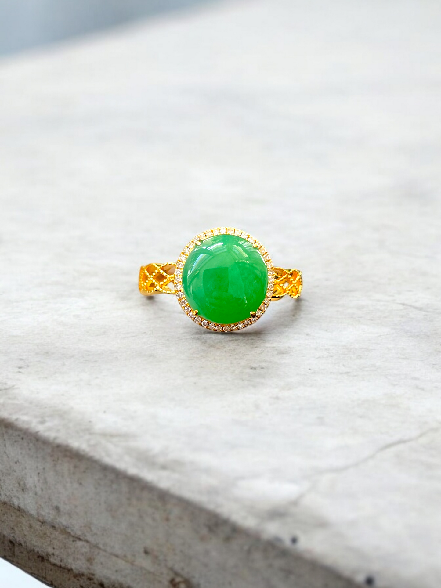 Shinjuku' MADE IN JAPAN Burmese Vivid Green A-Jade, Natural White Diamonds and 18K Yellow Gold Ring - Certified