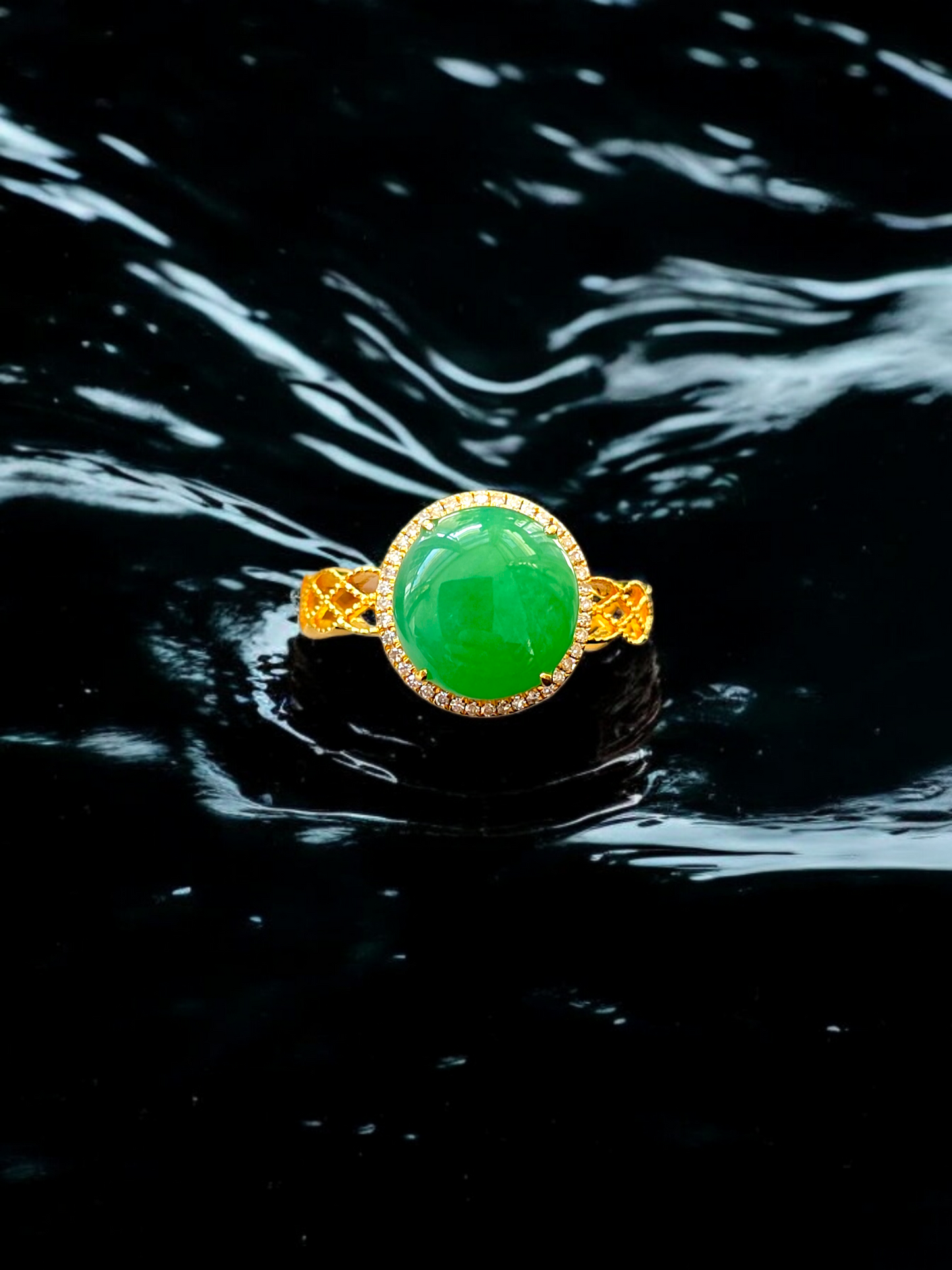 Shinjuku' MADE IN JAPAN Burmese Vivid Green A-Jade, Natural White Diamonds and 18K Yellow Gold Ring - Certified