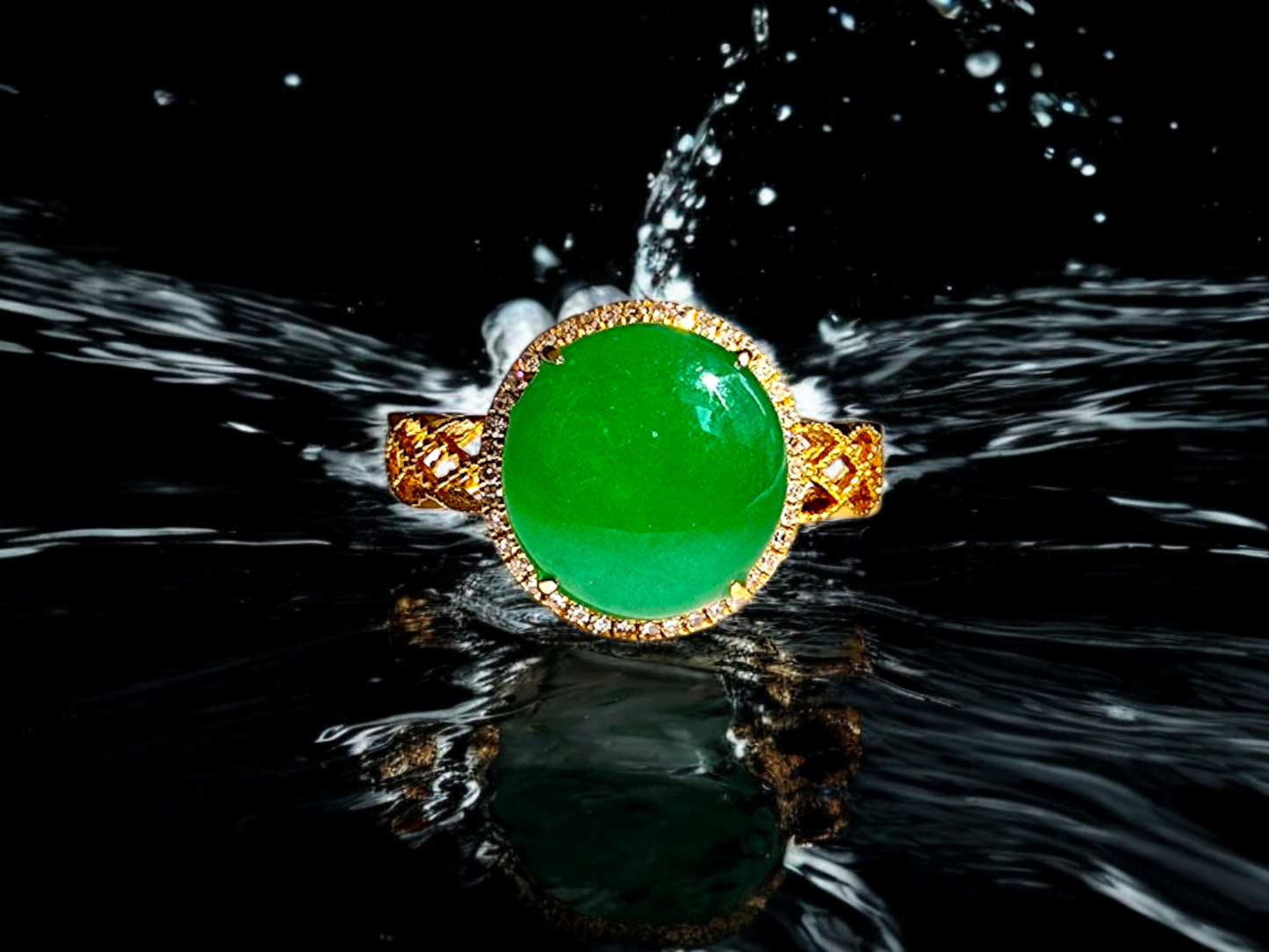 Shinjuku' MADE IN JAPAN Burmese Vivid Green A-Jade, Natural White Diamonds and 18K Yellow Gold Ring - Certified