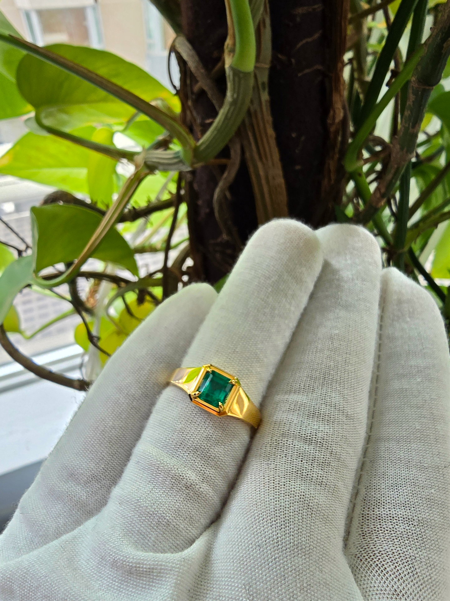 Certified Natural Columbian Emerald 1.01cts (Vivid Green) Men's Ring with 18K Yellow Gold - R2