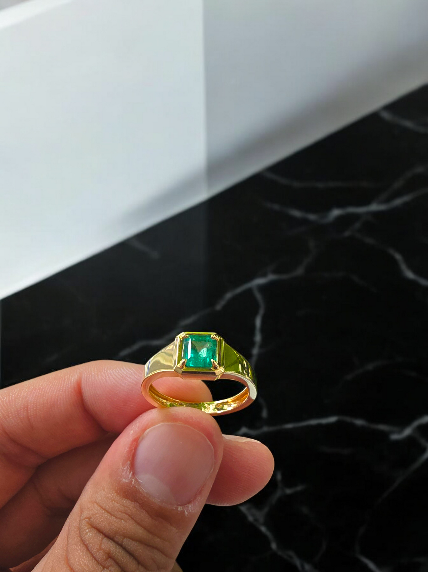 Certified Natural Columbian Emerald 1.01cts (Vivid Green) Men's Ring with 18K Yellow Gold - R2