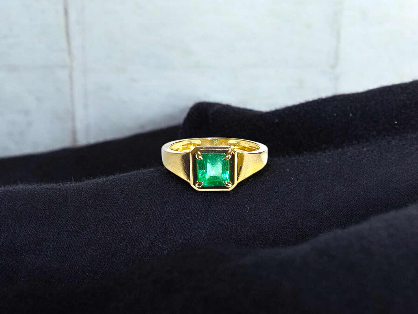 Certified Natural Columbian Emerald 1.01cts (Vivid Green) Men's Ring with 18K Yellow Gold - R2