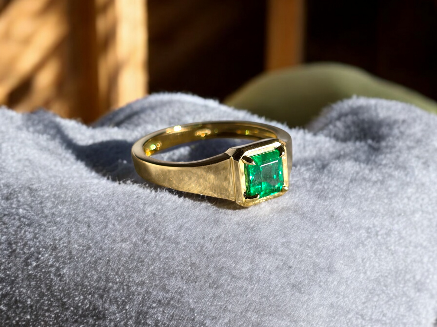 Certified Natural Columbian Emerald 1.01cts (Vivid Green) Men's Ring with 18K Yellow Gold - R2