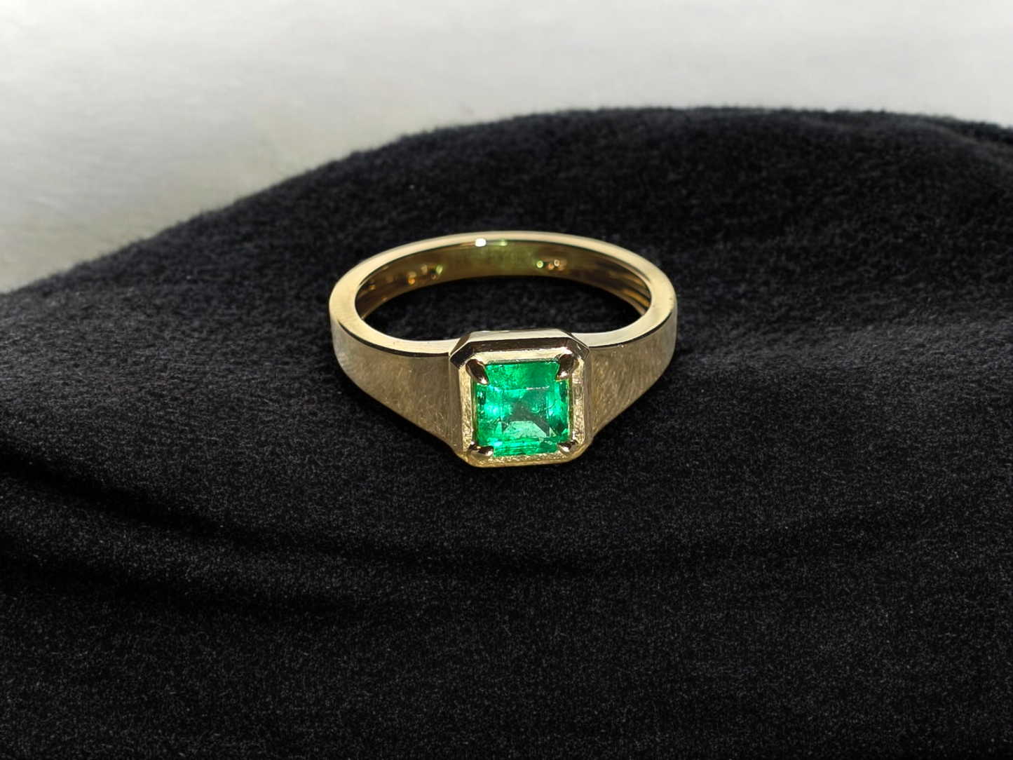 Certified Natural Columbian Emerald 1.01cts (Vivid Green) Men's Ring with 18K Yellow Gold - R2