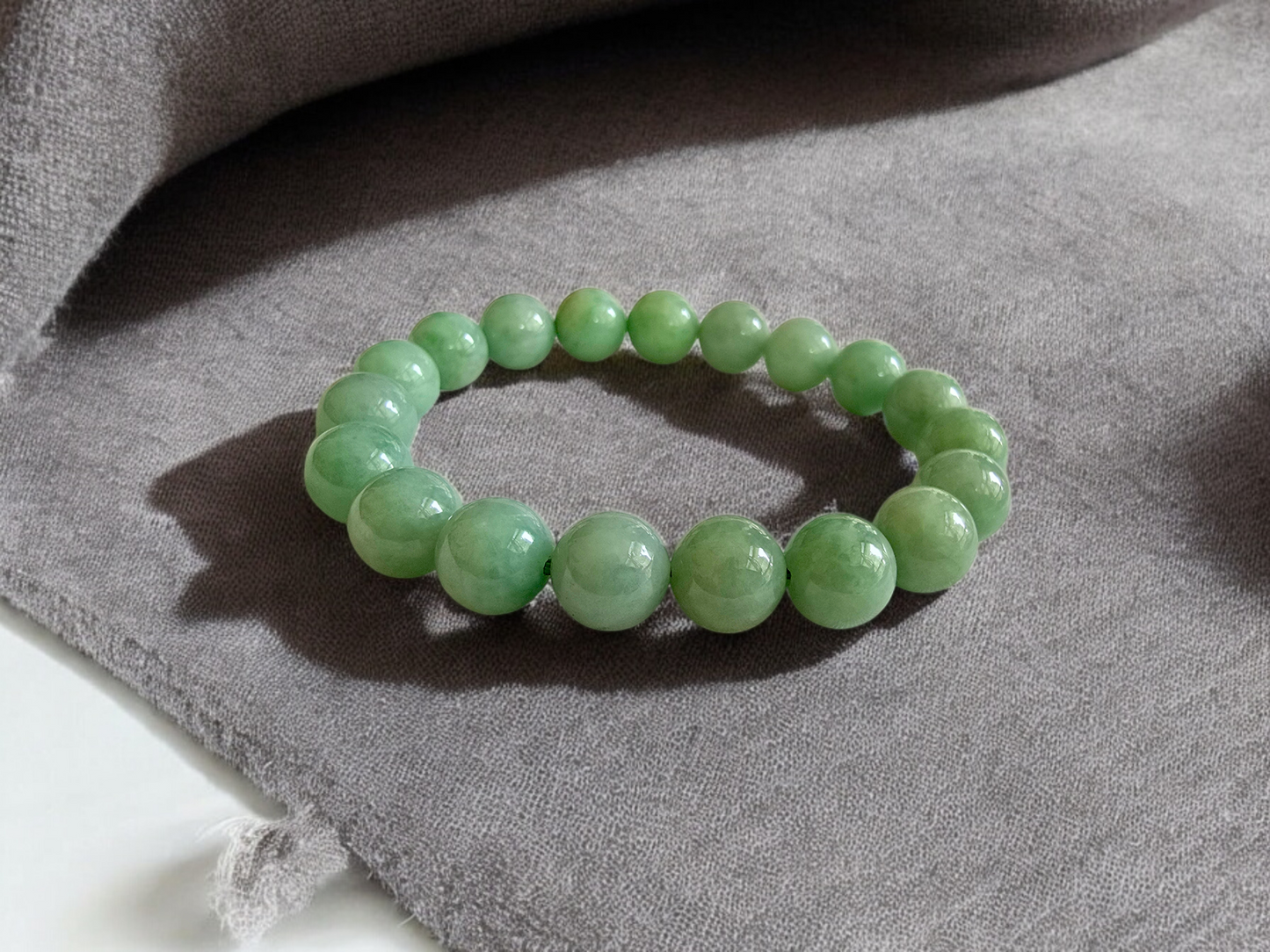 Imperial Japanese Green Burmese A-Jade Beaded Bracelet (MADE IN JAPAN) (10mm Each x 19 beads) 05036